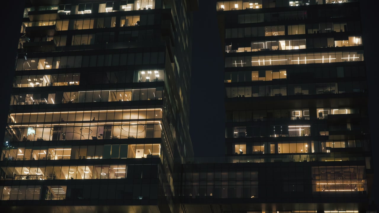 Edifício de escritórios corporativos à noite