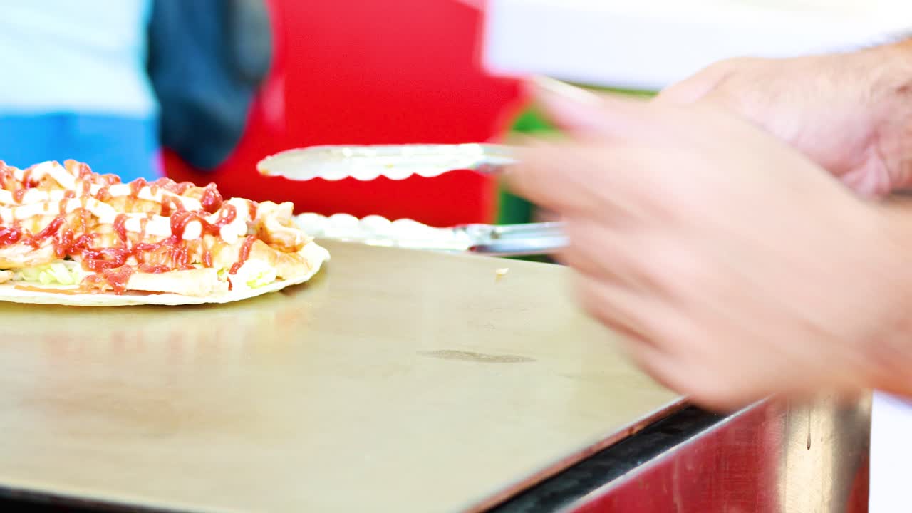 Venditore che prepara kebab al mercato del Parco Rama 9