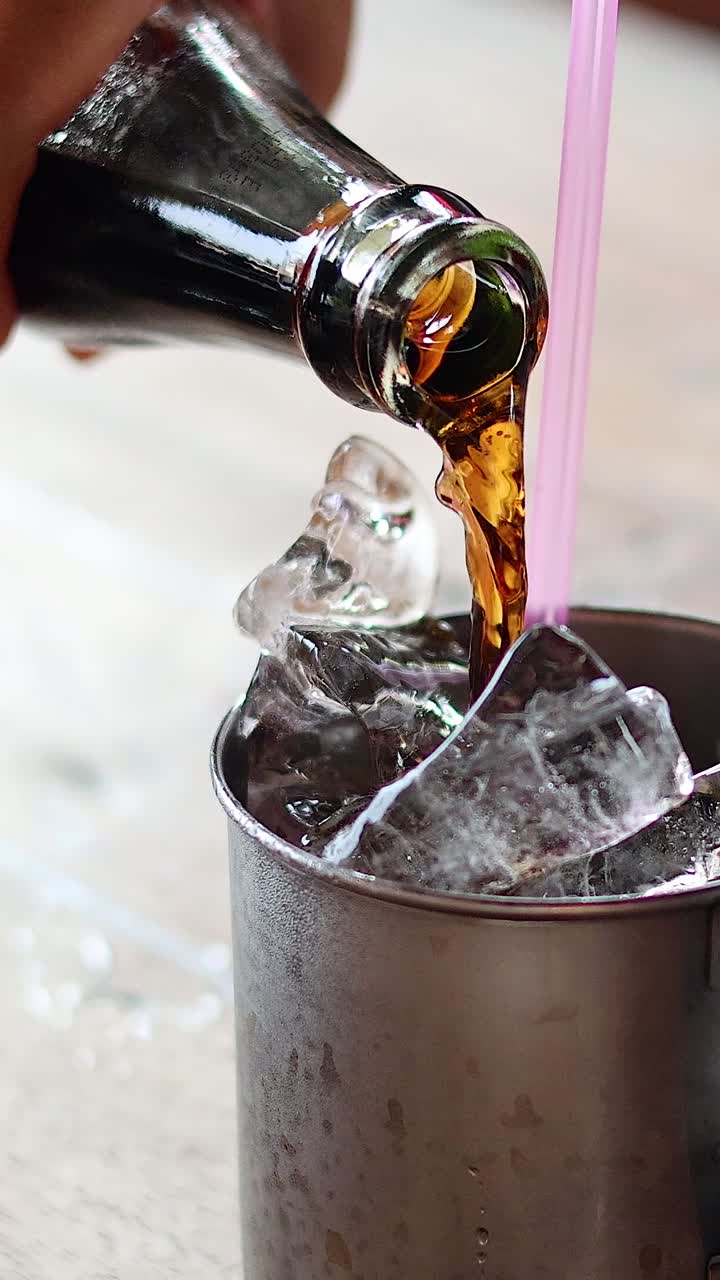 secuencia de verter una bebida en una taza llena de hielo