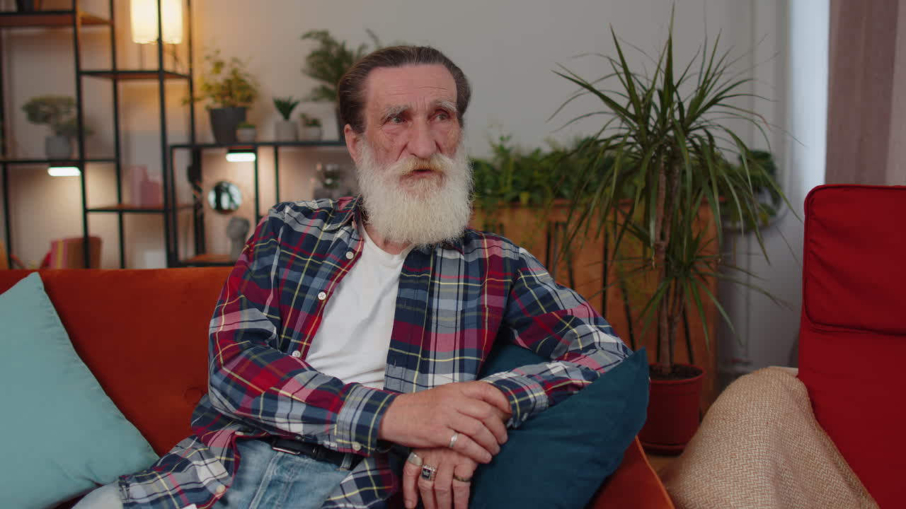 hombre mayor en el hogar sufre de una situación injusta problema, ruptura, depresión, sentirse mal, agotamiento