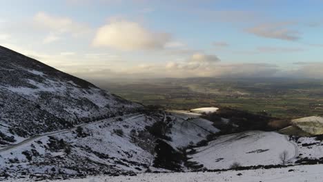 moel famau galés montaña nevada valle vista aérea frío agrícola rural invierno paisaje sartén derecha