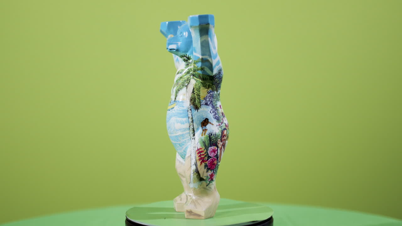 oso de berlín girando frente a la pantalla verde cromática