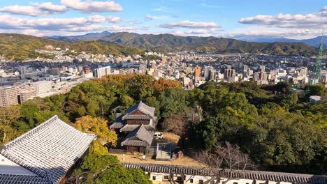 Vista-Desde-Las-Torres-Del-Castillo-En-El-Patio-Y-Los-Tejados-Del-Castillo-De-Matsuyama,-Shikoku,-Ehime,-Japón