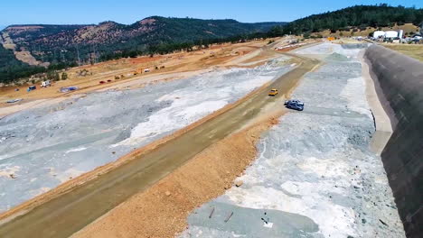 Antena-De-Trabajadores-Y-Equipos-En-El-Sitio-De-Construcción-De-Un-Nuevo-Aliviadero-En-La-Presa-De-Oroville,-California-6