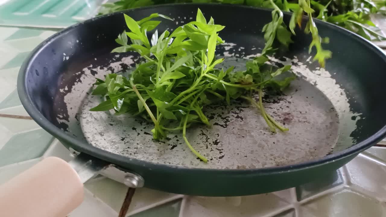 채소를 잘라내는 손의 근접