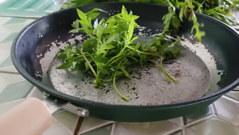 cerca de las manos cortando verduras