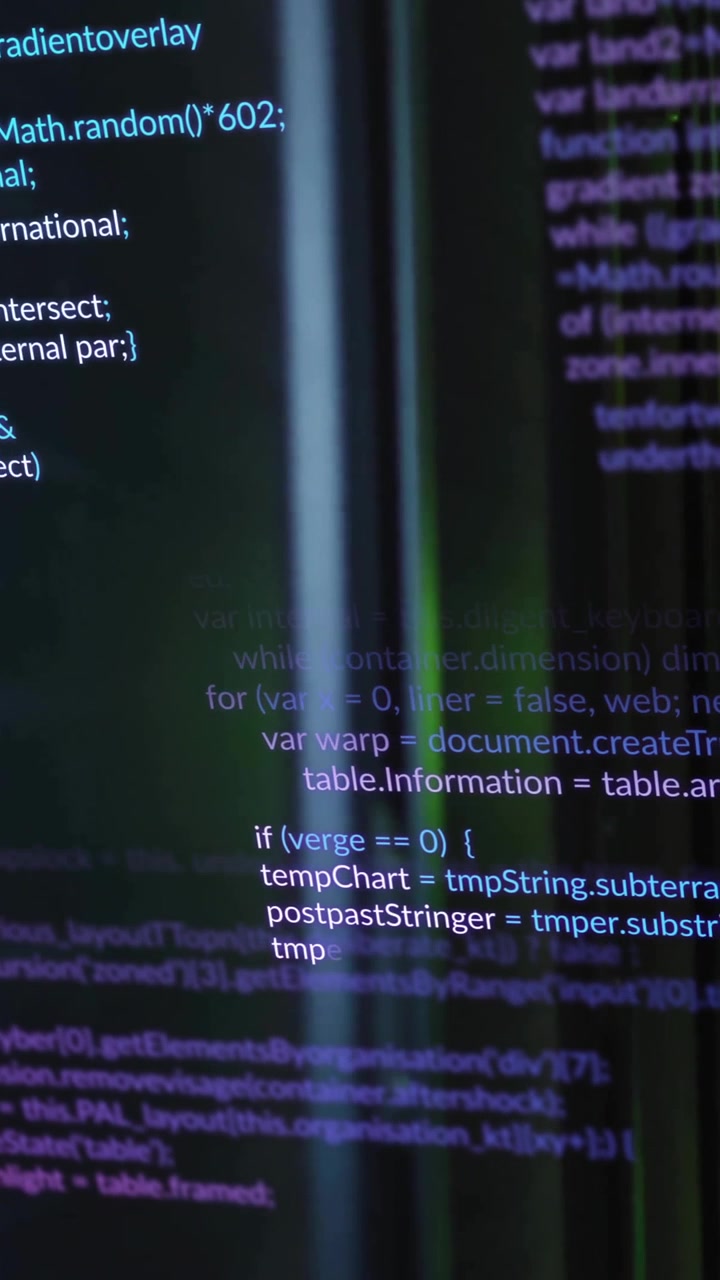 Animazione di codice informatico su persona in piedi vicino a parete di vetro