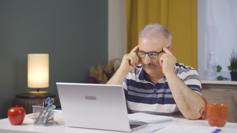 Anciano-Trabajador-De-Oficina-En-Casa-Pensando-Creativamente.