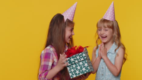 Niños-Felices-Hermana-Niña-Hermanos-Amigos-Niños-Celebrando-Fiesta-De-Cumpleaños-Abriendo-Caja-De-Regalo-Presente