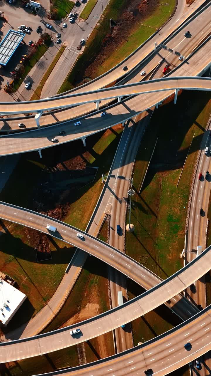 Le auto si muovono su strade e autostrade a Dallas, Texas, USA. Vista dall'alto delle autostrade in una giornata di sole.