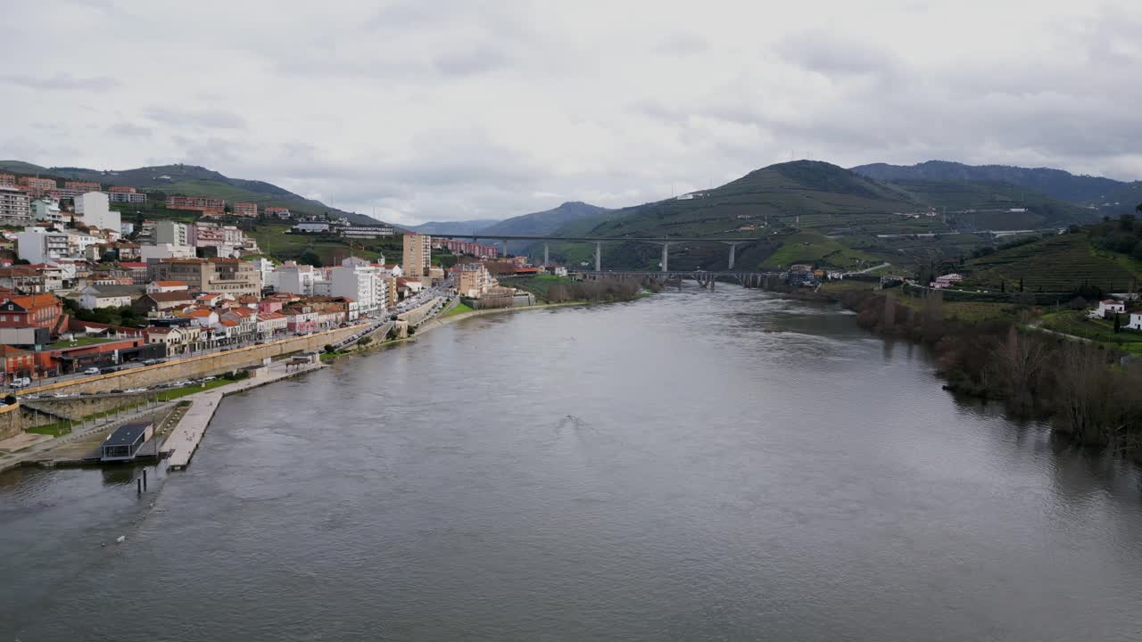paisaje urbano de peso da régua junto al río douro, portugal - vista desde el aire