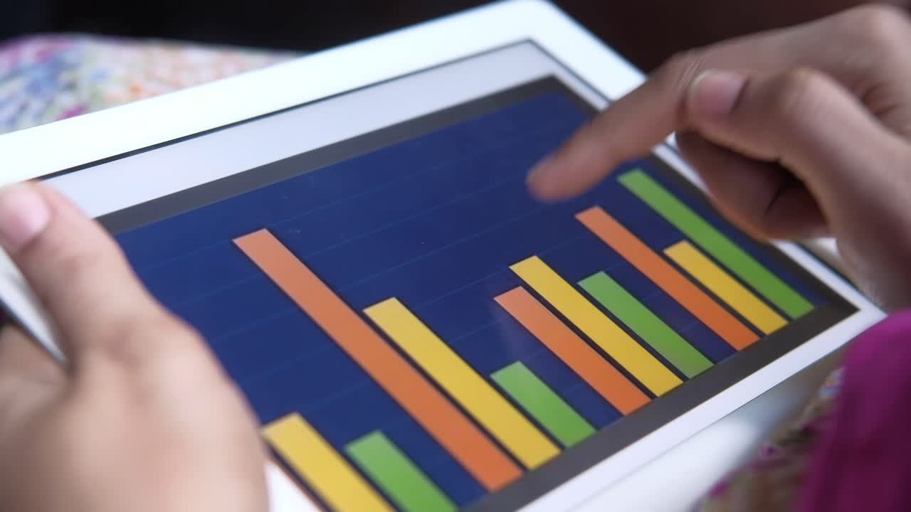 mujer analizando datos en la tableta