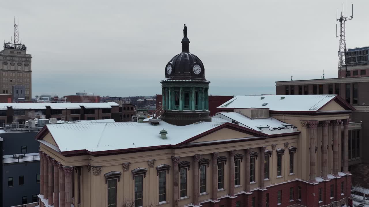 Talvinen ilmakuva Lancaster County Courthousesta, jossa lumi peittää historiallisen katon ja kellotornin Lancasterin keskustassa Pennsylvaniassa. Laaja kiertokuva