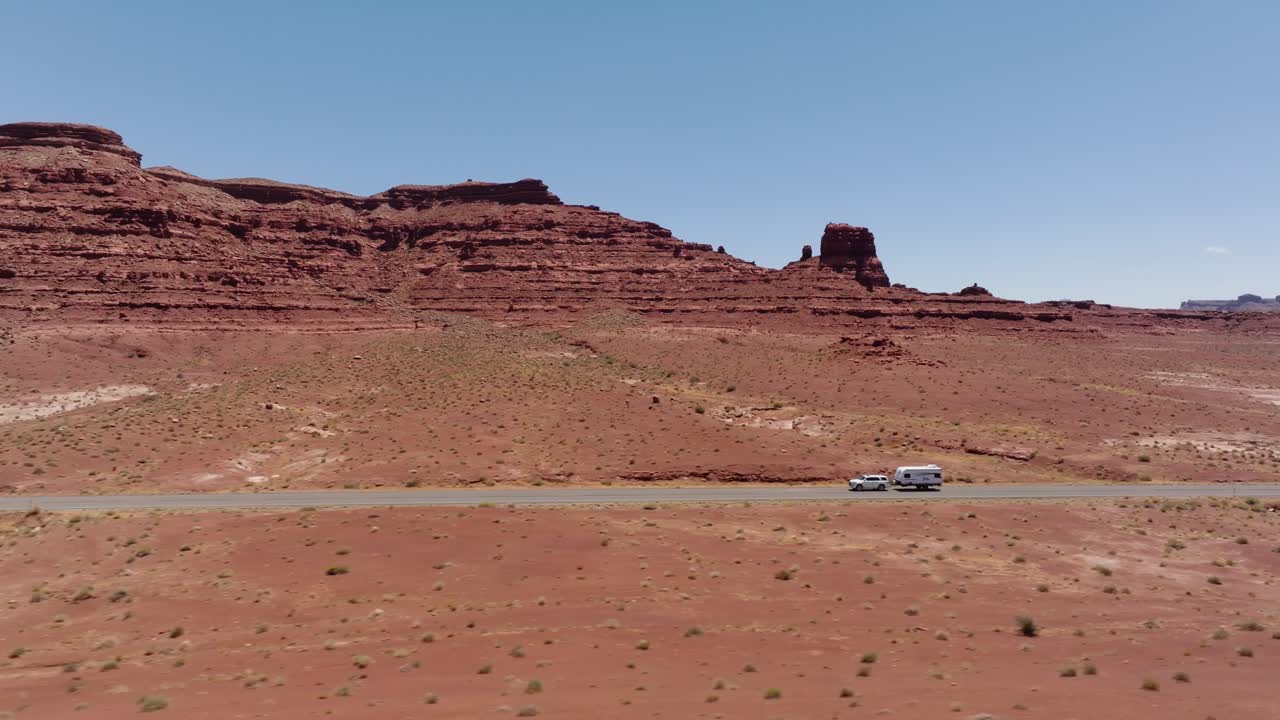 coche con un remolque conduciendo por la ruta estatal 95, hite, utah