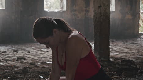 Retrato-De-Una-Mujer-Joven-En-Ropa-Deportiva