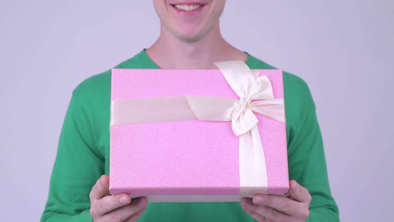 발렌타인 데이를 위해 준비된 젊은 잘생긴 남자