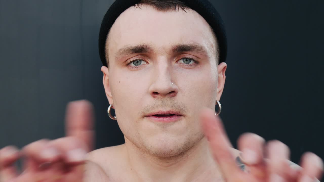 contemporáneo hip hop bailarín de calle hipster hombre con tatuaje funky baile urbano estilo libre en la ciudad