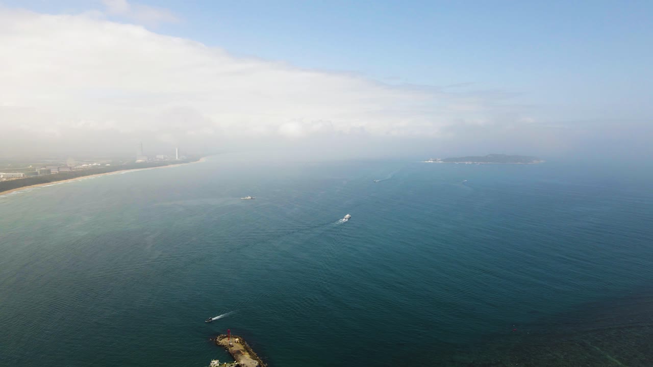 산야 근처의 열대 해안선, 남중국해의 하이난 섬 - 공중 정적 샷