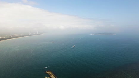 Costa-Tropical-Cerca-De-Sanya,-Isla-De-Hainan-En-El-Mar-Del-Sur-De-China---Toma-Estática-Aérea