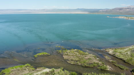 Panorama-Luftaufnahme-Des-Mono-Lake-In-Kalifornien,-Mit-Aus-Dem-Wasser-Aufragenden-Felsen