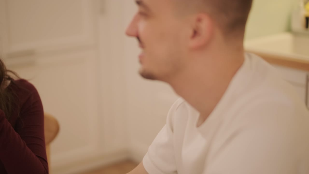 부에서 샌드위치를 만드는 사랑하는 커플