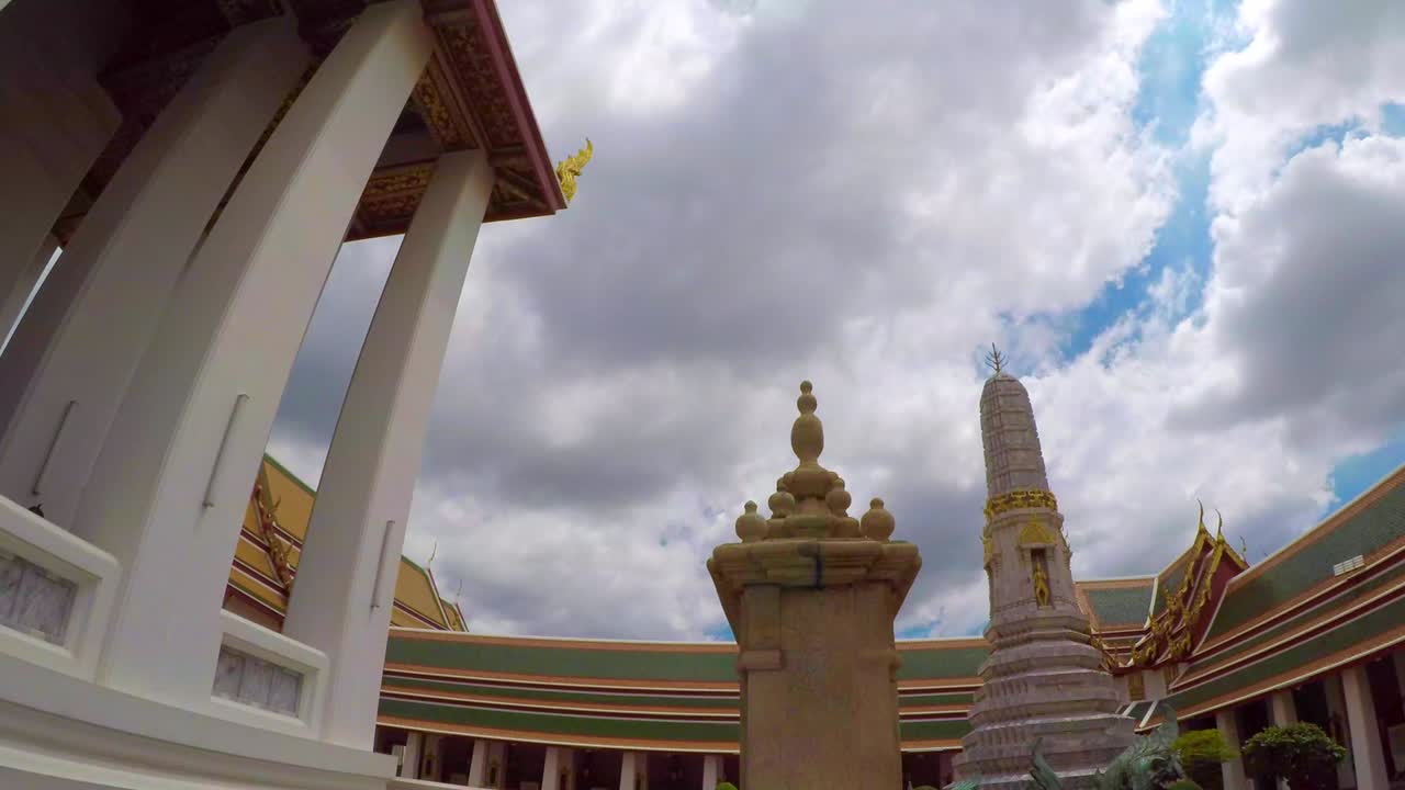 el hermoso templo de wat pho, en bangkok, tailandia