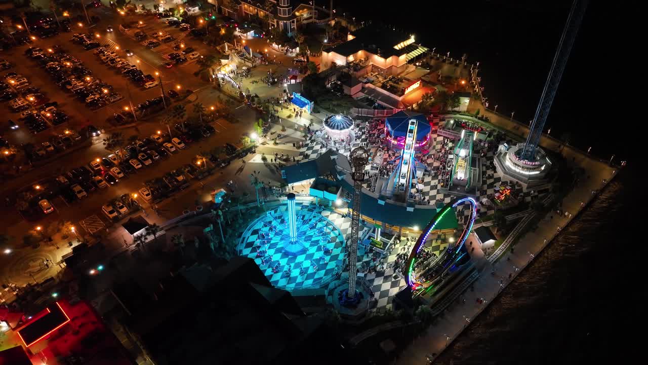 갤버스턴, 텍사스 - 2023년 3월 1일: 밤에 도시의 즐거움 부두의 공중 드론 보기