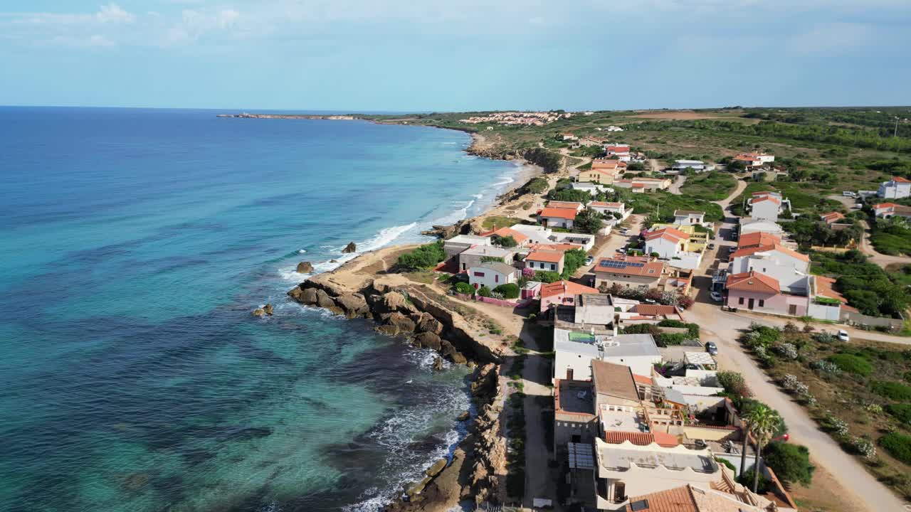ciudad de playa de san giovanni di sinis en la costa oeste de cerdeña, italia - antena 4k