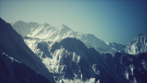 grandes picos de montaña en un día soleado