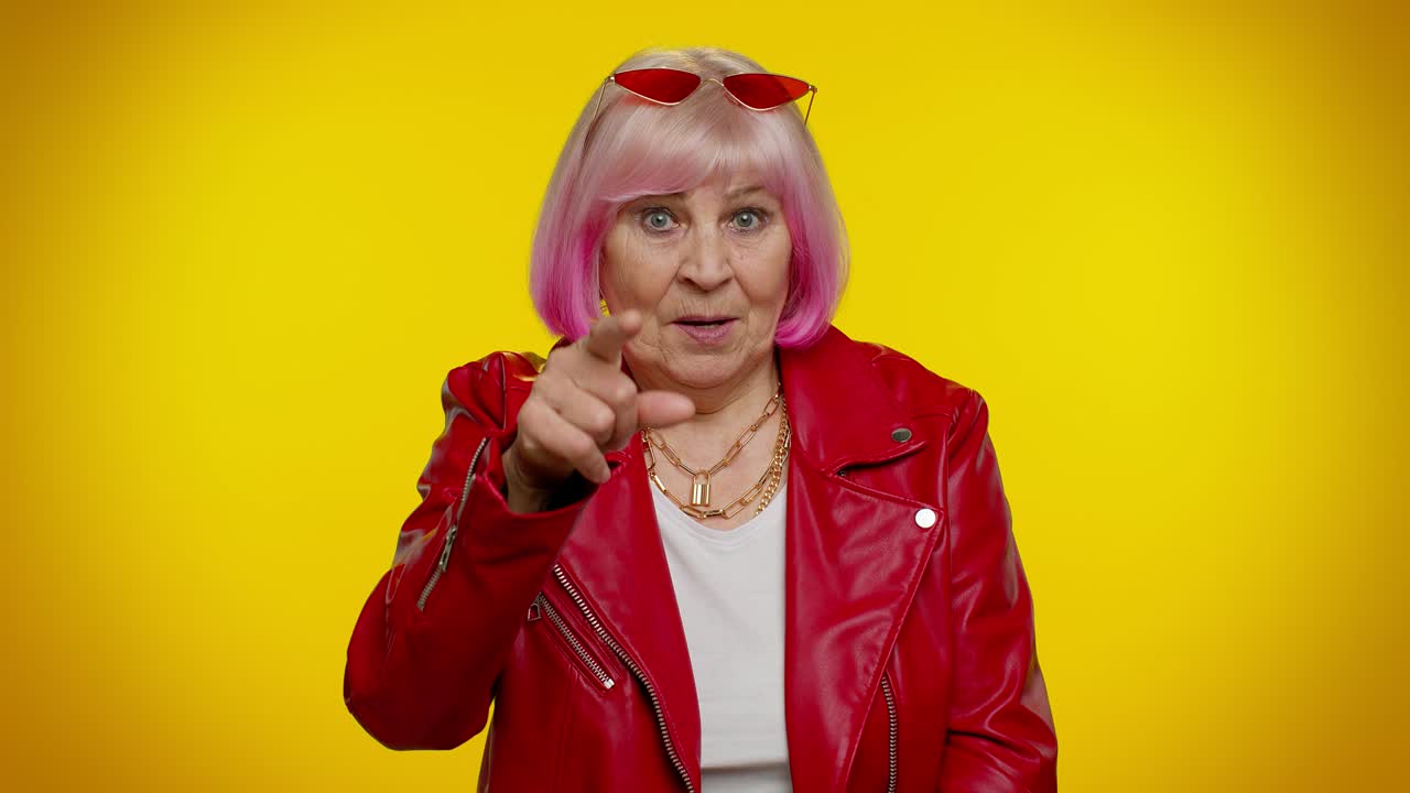 anciana abuela mujer de cabello gris mirando a la cámara haciendo gesto de teléfono como decir hola me llamas