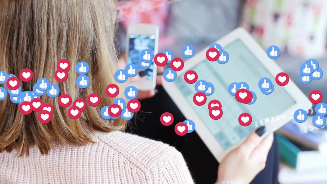 Mujer levantando el teléfono, código y corazones apareciendo, los "me gusta" aumentando, tecleando en una tableta para redes sociales