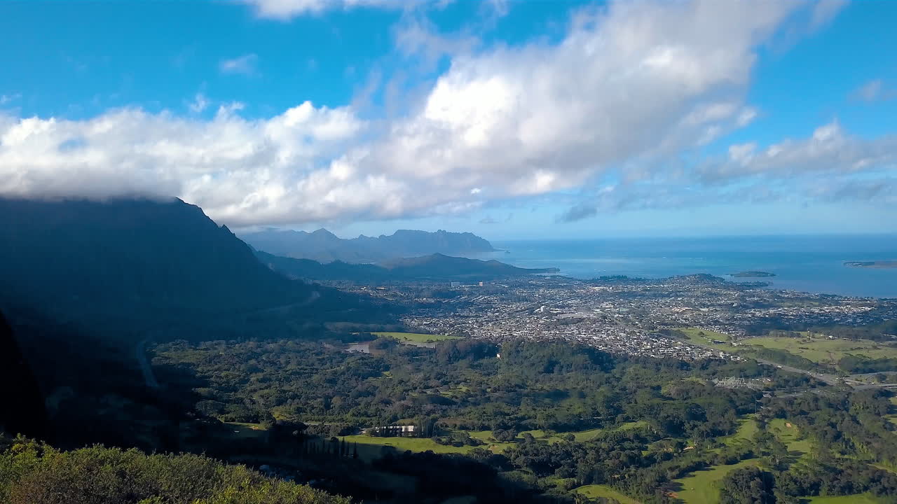 un dron revela una toma de kaneohe en la isla de oahu, hawaii.