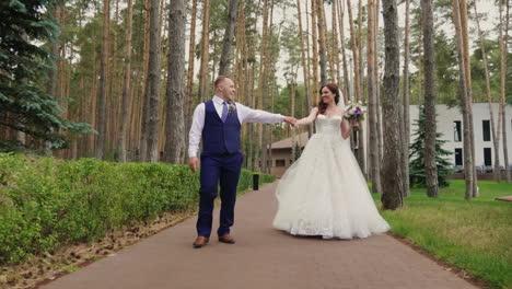 The-Bride-And-Groom-Are-Walking-In-The-Park-Steadicam-Shot