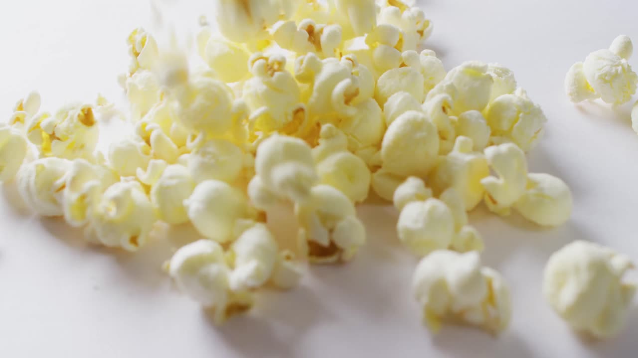 Video in primo piano di popcorn su sfondo bianco