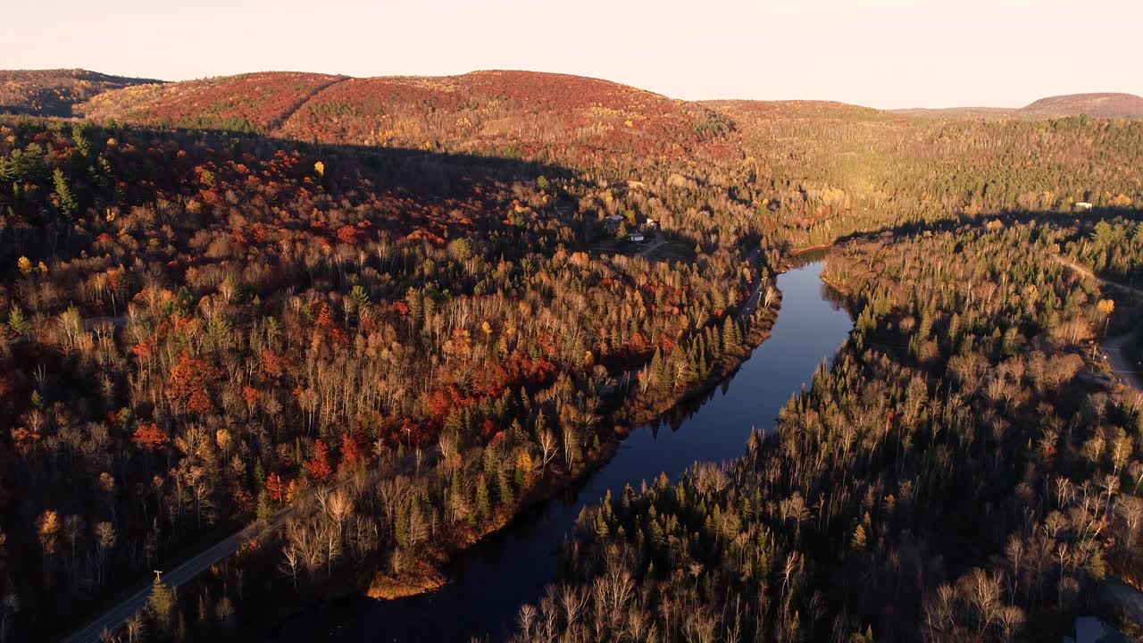 un río largo y tranquilo rodeado por un colorido bosque otoñal