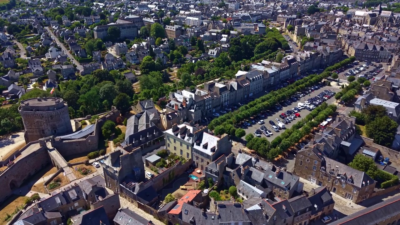 Kastil Abad Pertengahan Chateau de Dinan dan Place Duguesclin yang berdekatan di kota bersejarah di Brittany, Prancis. Pemandangan drone dari udara.