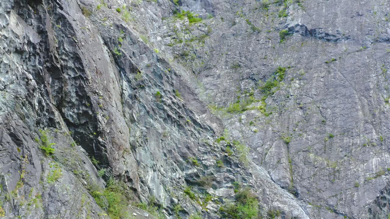 vista aérea a través de la pared del acantilado de piedra en eisenkappel vellach, austria