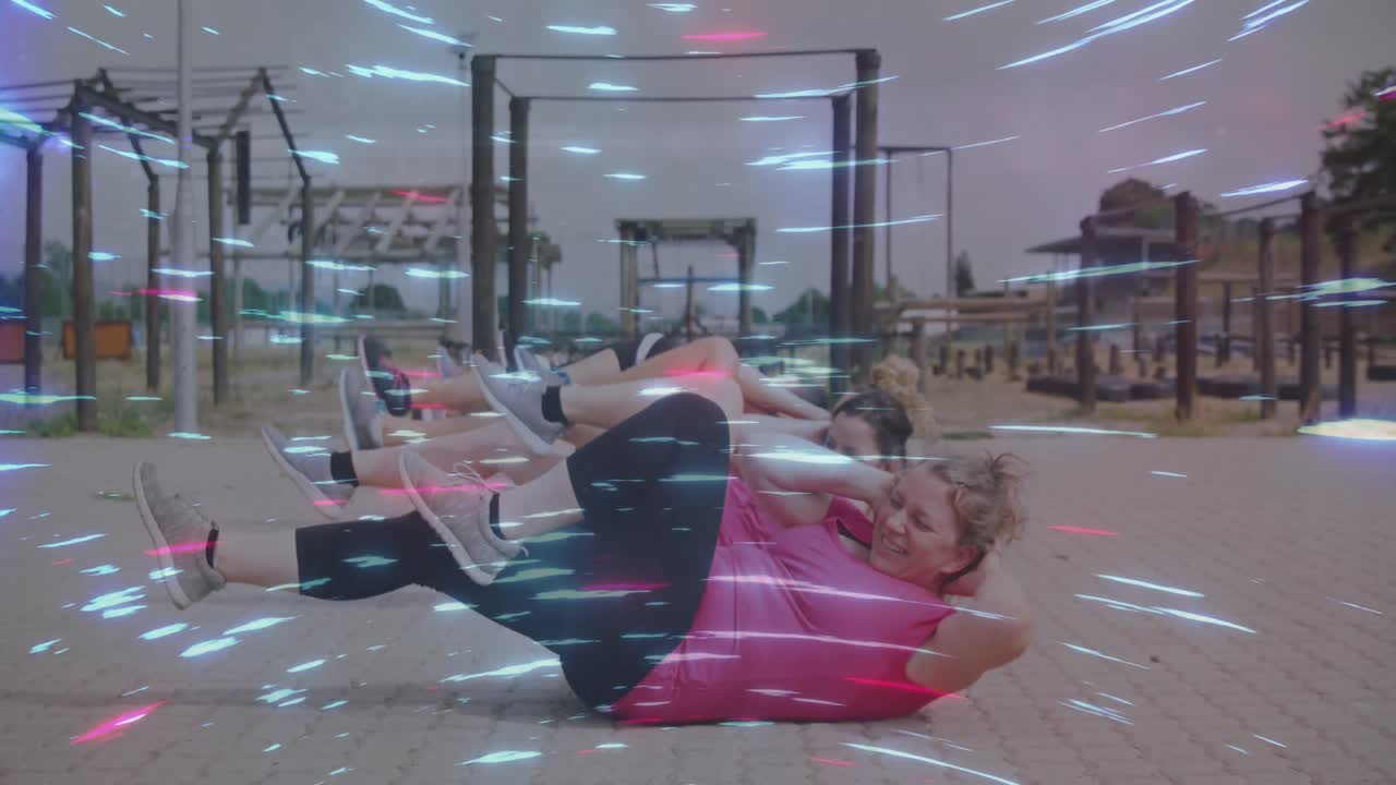 animación de senderos de luz sobre diversas mujeres en un ejercicio de carrera de obstáculos