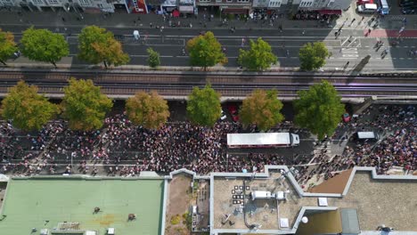 mejor vista aérea del vuelo csd pride love parade 2023 en la ciudad de berlín alemania día de verano