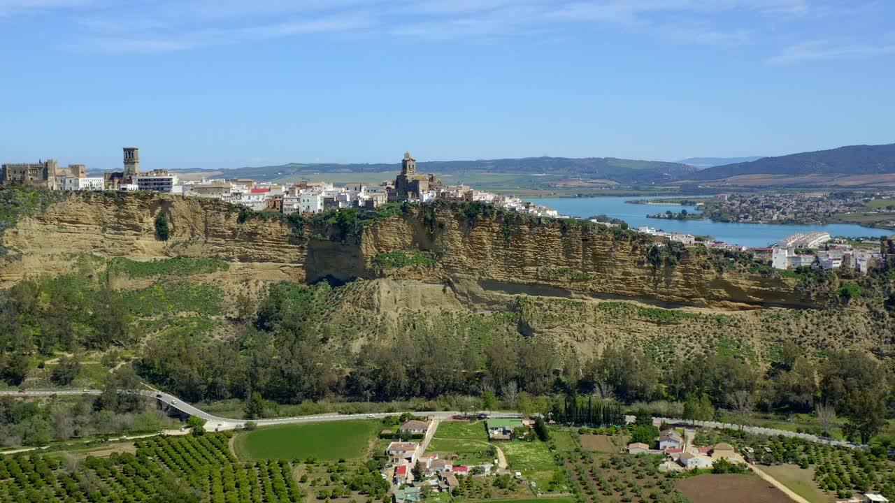 절벽과 마을 근처의 농장