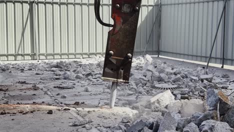 demolición de un piso de hormigón con un martillo automático