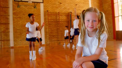 Schulmädchen-Entspannt-Sich-Auf-Dem-Basketballplatz-Der-Schule-4K