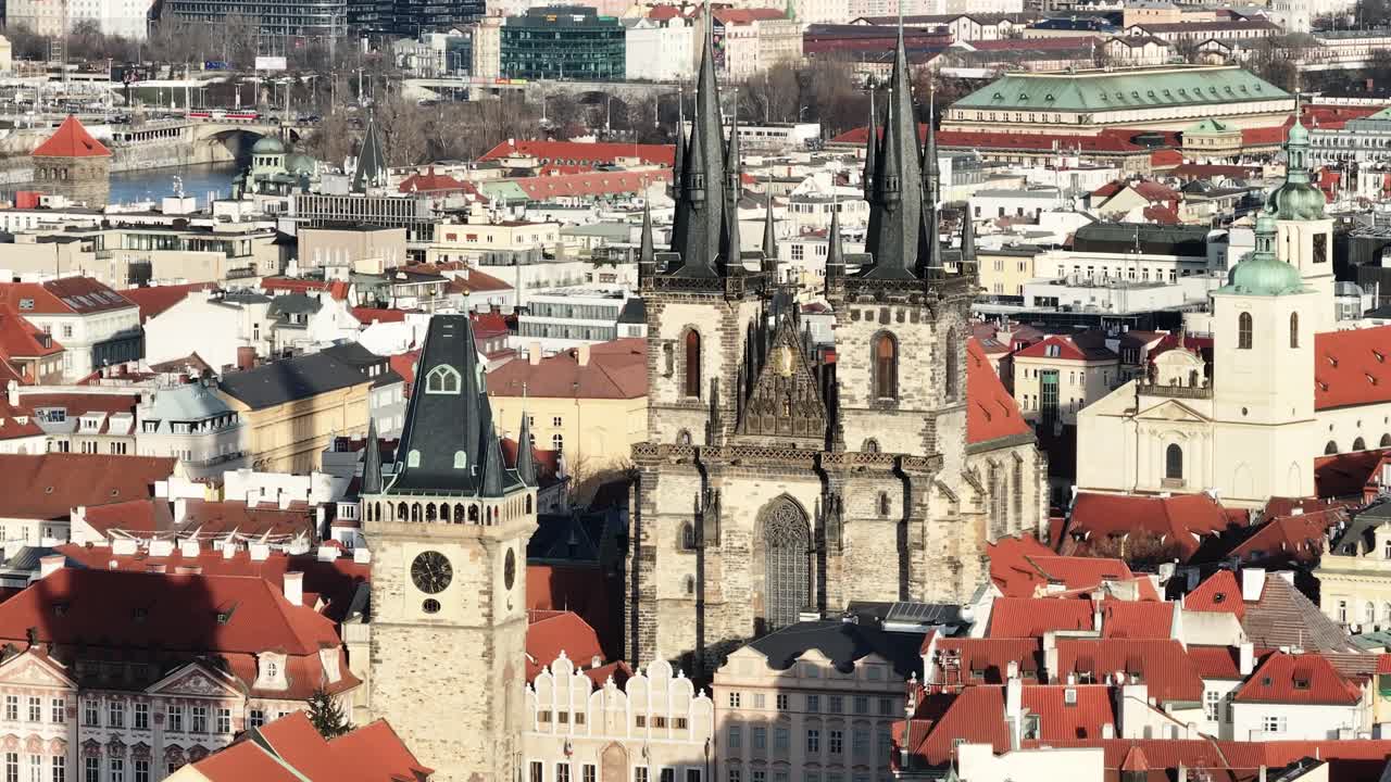 Veduta aerea della Chiesa di Nostra Signora di Týn e della Torre delle Polveri a Praga