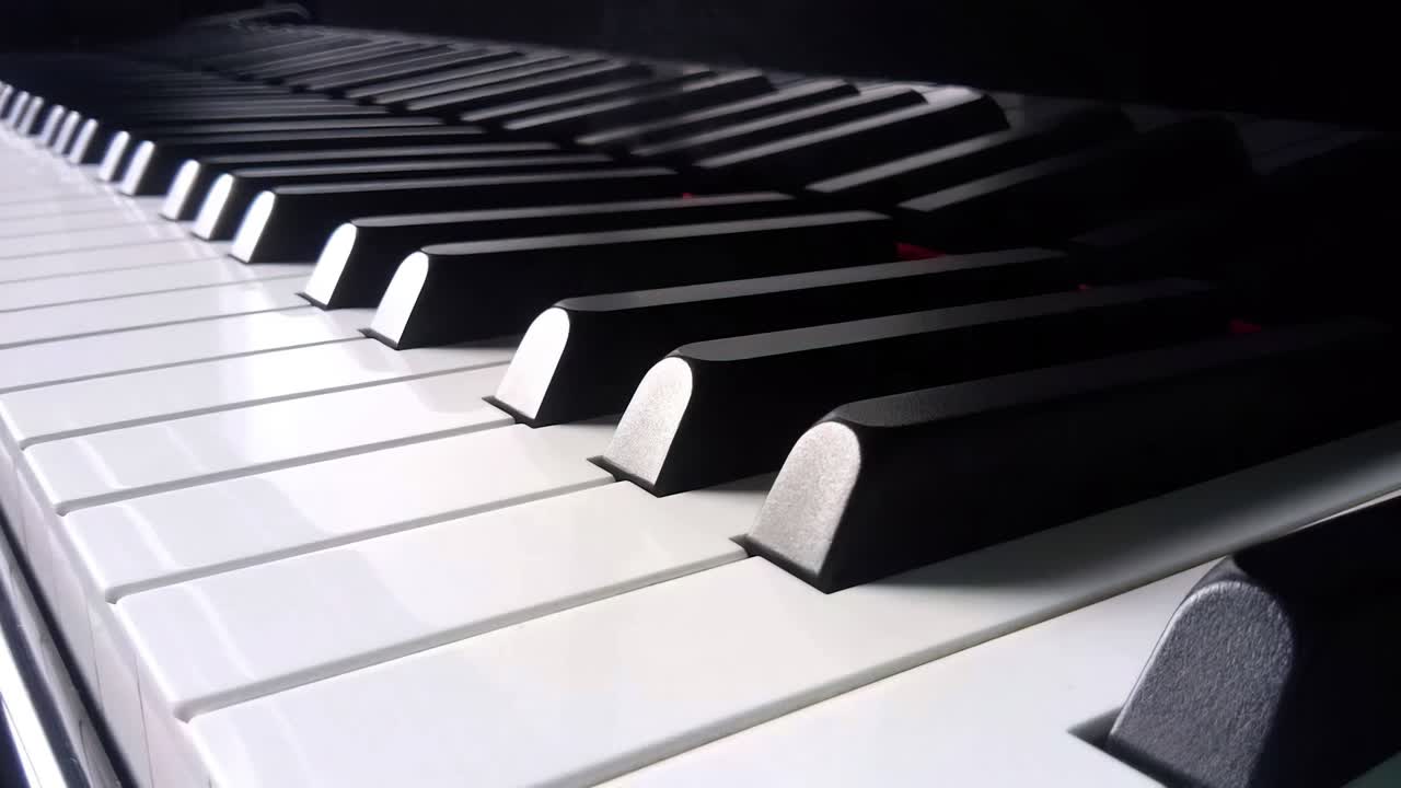 Primi piani di tasti di pianoforte o tastiera