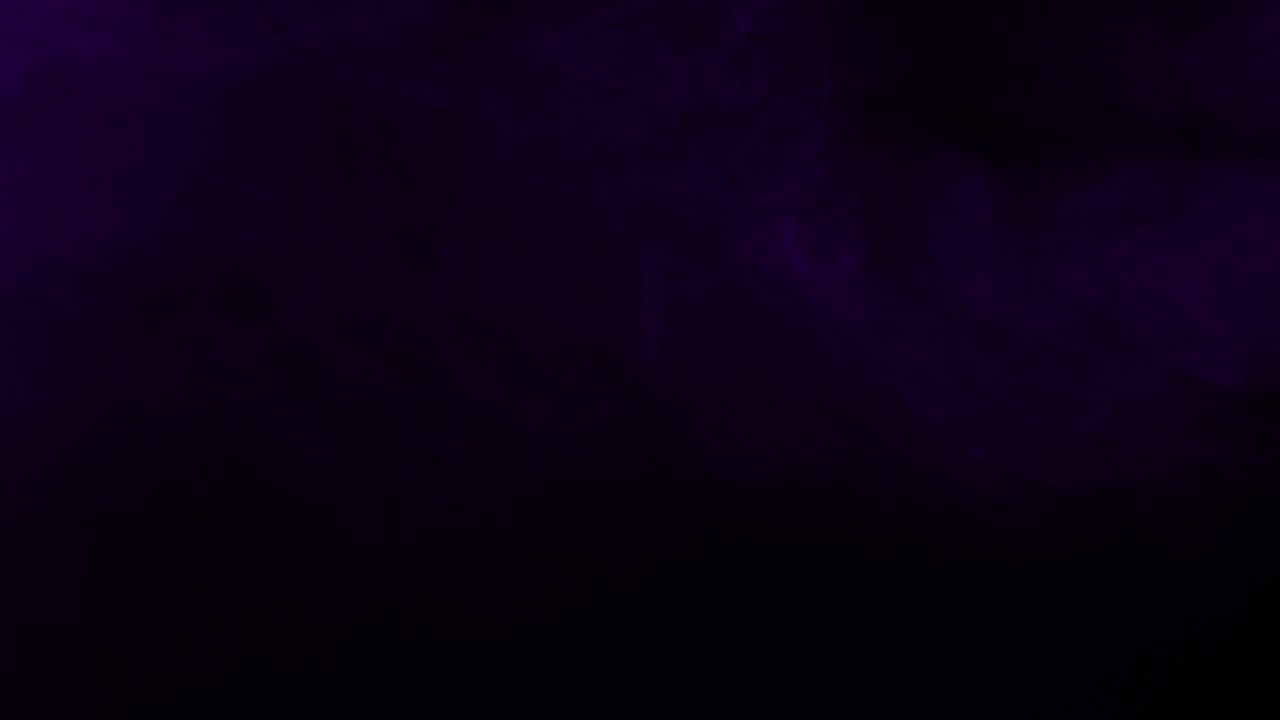 Lieve nebbia e fumo viola indaco che fluttuano delicatamente su sfondo nero, loop continuo