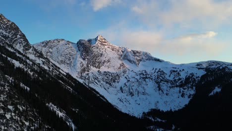 Felsige-Berggipfel-Mit-Schnee-Und-Bäumen