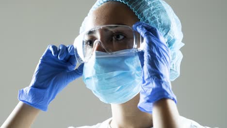 trabajador sanitario que se prepara para la interacción con el paciente.