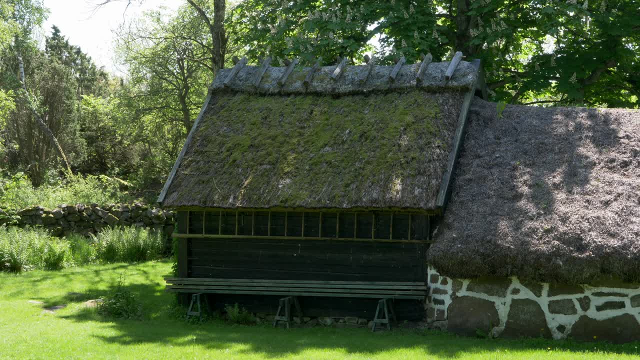 белые пылинки летают возле традиционного коттеджа в варберге
