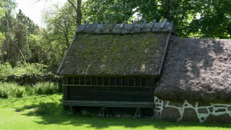 Weiße-Pollen-Fliegen-Vor-Dem-Traditionellen-Häuschen-In-Varberg