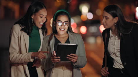 noche, mujeres y tableta con trabajo en equipo